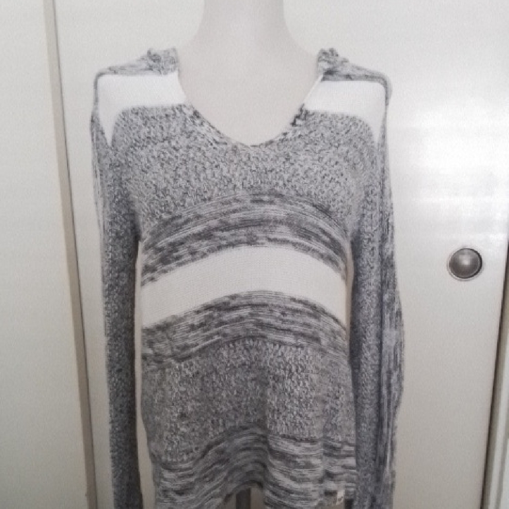 Roxy V-Neck Sweater in Gray and Cream
